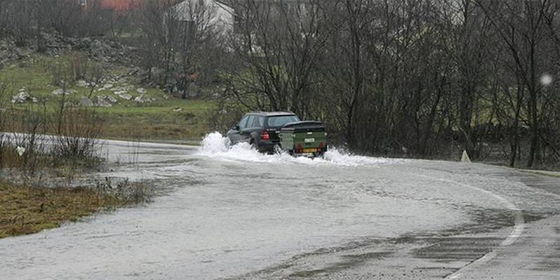 Nevrijeme uzrokovalo poplave u Gradačcu, Gračanici i na Kiseljaku