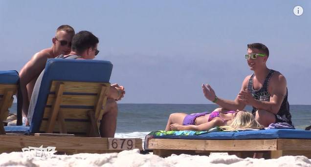 Urnebesna podvala: Atraktivna plavuša na plaži šokirala "udvarače" (VIDEO)