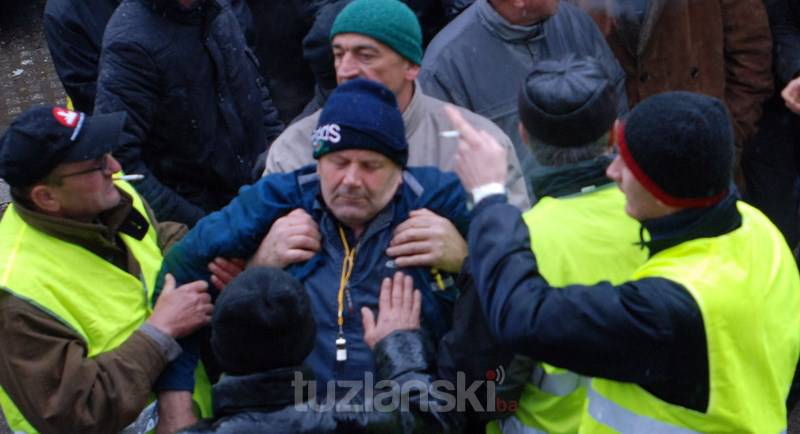 Agonija se produžava: Radniku TTU-a pozlilo za vrijeme mirnih protesta