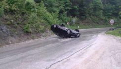 U Živinicama i na Karauli: Klizav kolovoz, prevrnuti automobili (FOTO)