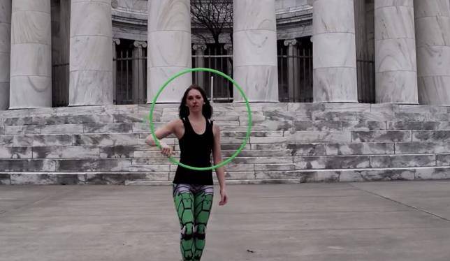 Njeno rukovanje hula hoopom, ostaviće vas bez riječi (VIDEO)