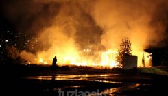 Požar u Tuzli: Do temelja izgorila napuštena baraka (FOTO/VIDEO)