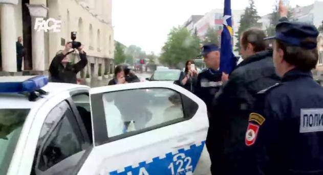 Tokića zbog zastave BiH uhapsila Dodikova policija, fizički napad na ekipu Face TV-a (VIDEO)