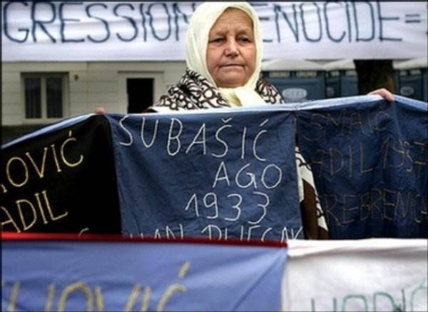 Tuzla: Mirni protest u znak sjećanja na 11. juli 1995.