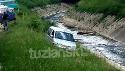 Tuzla: Automobilom skrenula u korito Jale (FOTO)