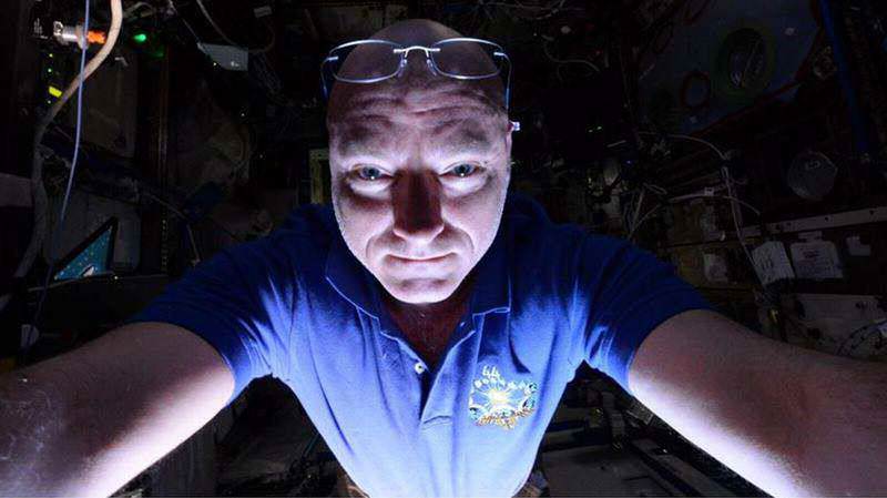 Astronaut uz pomoć Zemlje "osvijetlio" selfie u svemiru (FOTO)