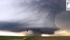 Lovci na oluje zabilježili rijedak i stravičan prizor razvijanja i razdvajanja tornada (VIDEO)