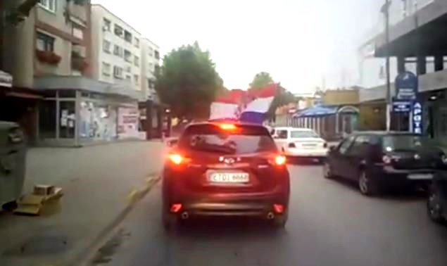 Načelnik Živinica zatražio procesuiranje mladića koji su strgnuli hrvatsku zastavu iz svatova (VIDEO)