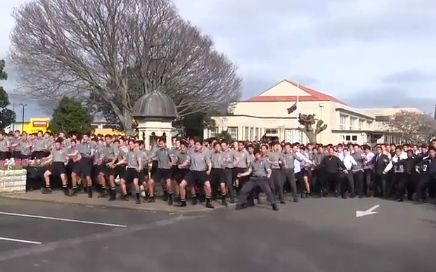Više od 1.700 učenika izvelo ratni ples na sahrani jednog nastavnika (VIDEO)