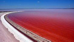 Prirodni fenomen: Jezero Tuz zimi je svijetloplavo, a ljeti crveno (FOTO)