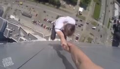 Parkour na soliteru: Visio sa zgrade držeći se za ruku prijatelja (VIDEO)