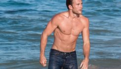 Pokazao zašto je jedan od najpoželjnijih neženja: Scott Eastwood u sexy reklami