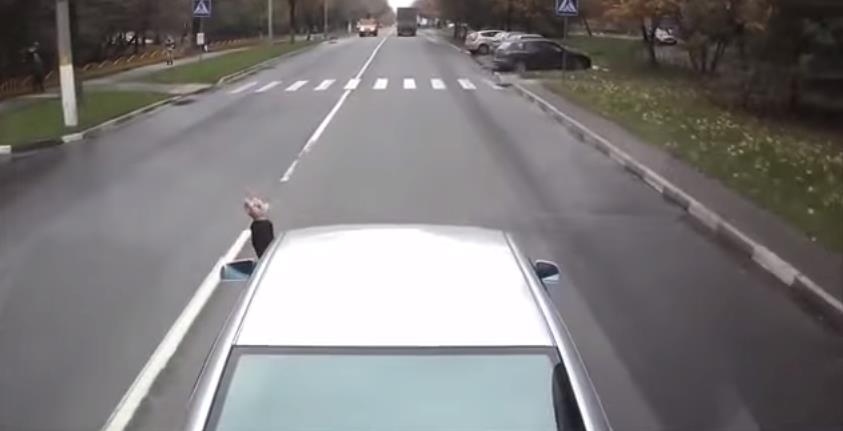 Evo šta se dogodi kada pokažete srednji prst kamiondžiji dok se vozite ispred njega! (VIDEO)