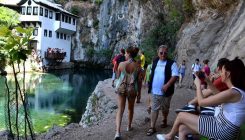 Najbolja sezona ikada: Turisti iz cijelog svijeta okupirali Blagaj (FOTO)