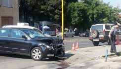 Jedna osoba povrijeđena: Saobraćajna nezgoda u Rudarskoj ulici, sudar Golfa i Škode (FOTO)