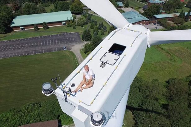 Dron je snimao 60 metara visoku turbinu i tamo zatekao čovjeka koji se sunča (VIDEO)