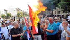 Šešelj u Beogradu zapalio hrvatsku zastavu: Oslobodićemo Srpsku krajinu (FOTO)