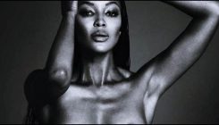 Naomi Campbell razotkrila gole grudi za plemeniti cilj: U 45. godini i dalje izgleda sjano! (FOTO)