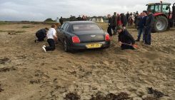 Neobičan prizor na plaži: 5 sati su spašavali Bentley iz pijeska (VIDEO)