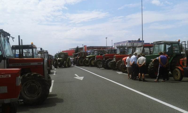 Poljoprivrednici nastavljaju sa blokadom granice u Orašju