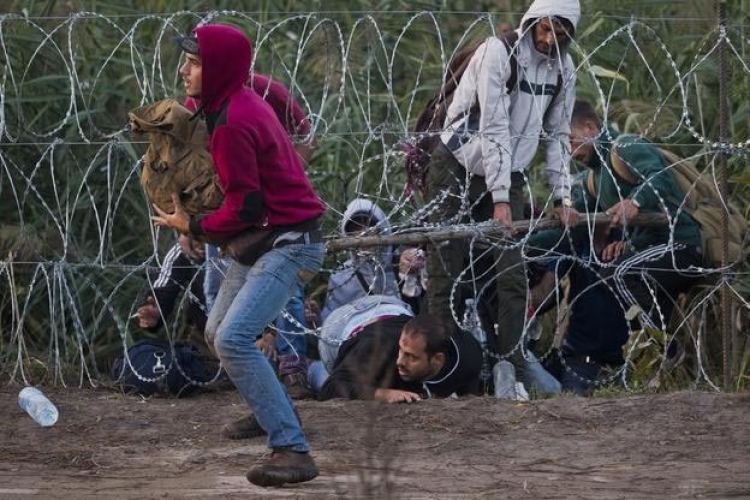 Izbjeglice presjekle ogradu između Srbije i Mađarske