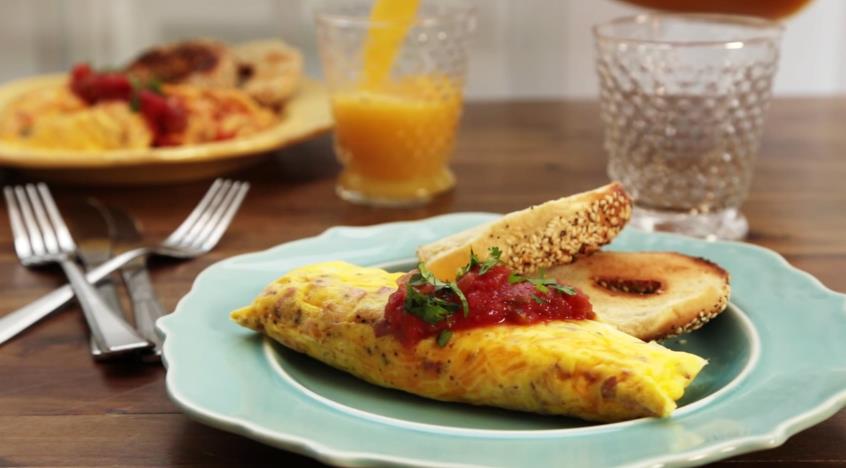 Zanimljiv način spremanja: Bolji omlet od ovog u životu niste probali (VIDEO)