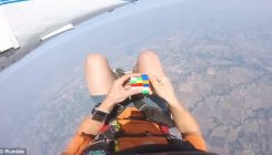 Skočio iz aviona i u letu složio Rubikovu kocku (VIDEO)