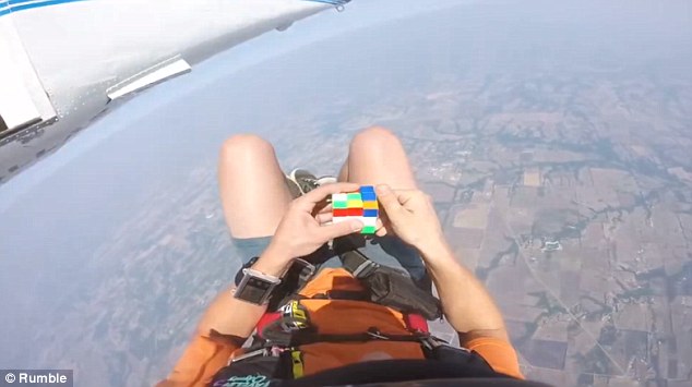 Skočio iz aviona i u letu složio Rubikovu kocku (VIDEO)
