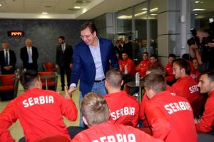 Vučić posetio eprezentativce Srbije 011-20151009