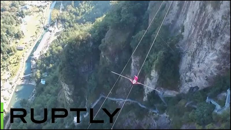 Dronom snimili hod po žici iznad kanjona (VIDEO)