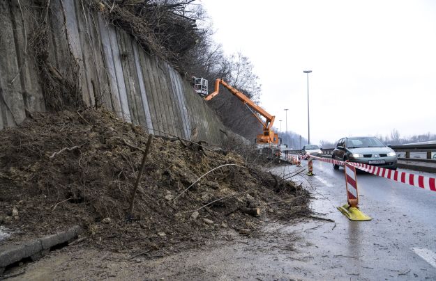 Upozorenje vozačima: Mokar i klizav kolovoz, oprez zbog odrona