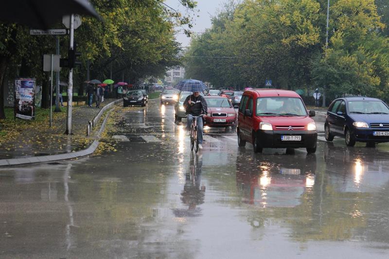 Stanje na putevima: Vozačima se savjetuje oprez zbog mokrog kolovoza