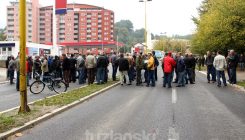 Tuzla: Radnici TTU-a bili prinuđeni blokirati saobraćaj kako bi održali sastanak u Vladi TK (FOTO)