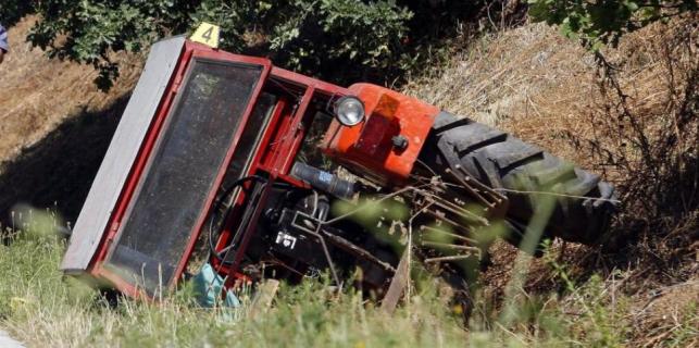 Nesreća kod Bosanskog Novog: Na njivi se prevrnuo traktor, poginuo vozač