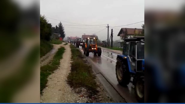 Traktori izazvali kolaps u saobraćaju: Pogledajte kilometarsku kolonu na ulazu u Tuzlu (VIDEO)