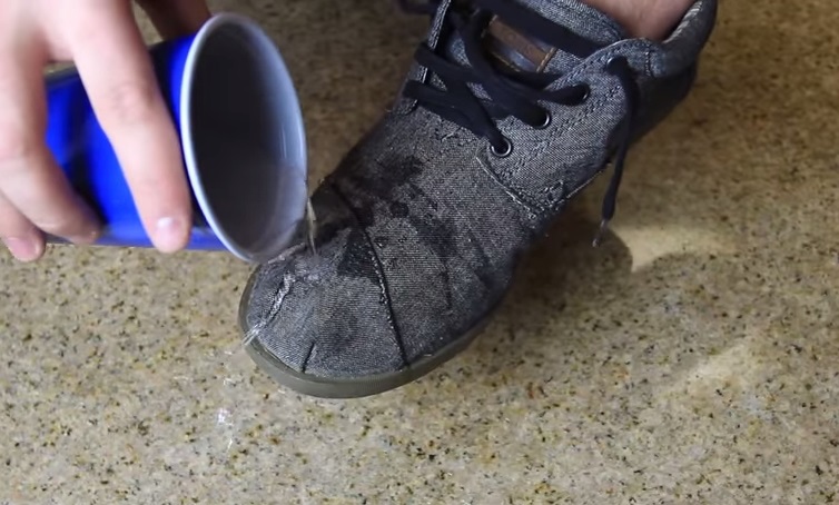 Nevjerovatan trik: Ovako učinite vaše cipele ili patike nepromočivim (VIDEO)