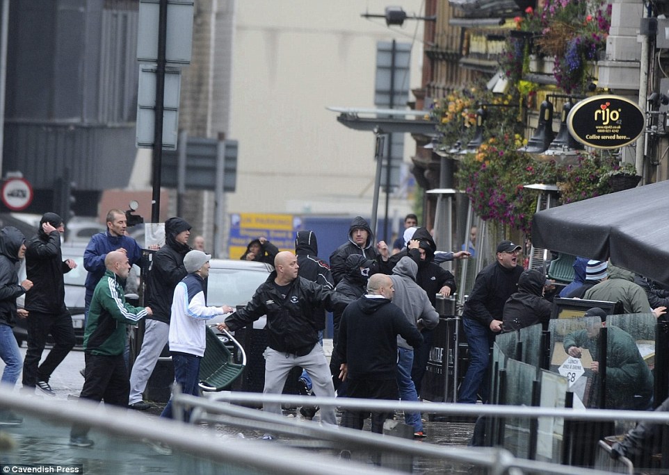 Krvavi obračun huligana: Pogledajte tuču navijača Manchester Cityja i Seville (VIDEO)