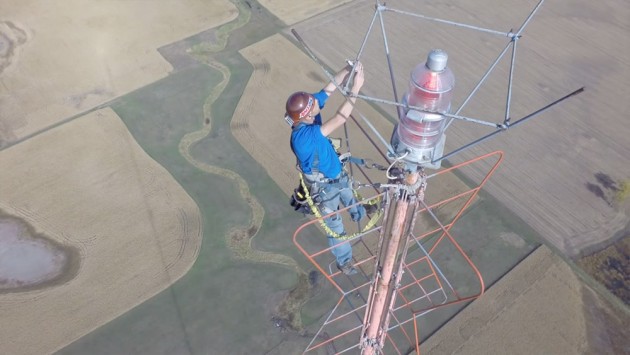 Dron zabilježio kako izgleda kada se mijenja sijalica na TV tornju visokom 450 metara (VIDEO)