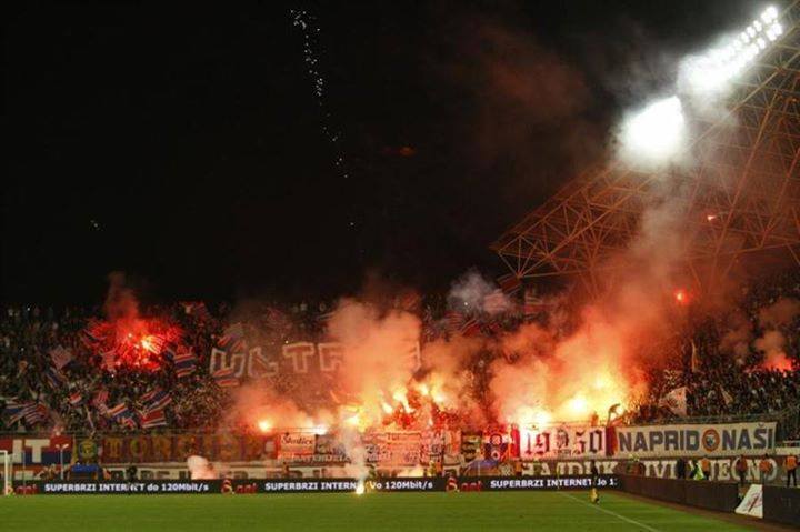 Otkrivena dugogodišnja 'tajna': Pogledajte kako Torcida unosi baklje na stadion! (VIDEO)