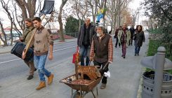 Slovenski roker Brecelj iz protesta pred općinsku zgradu istresao 500 eura u kovanicama (FOTO)