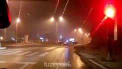 Tuzla: Automobilom BMW 5 udario u stub ulične rasvjete (FOTO)