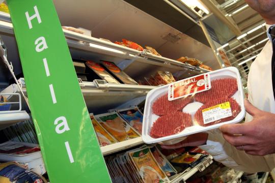 Zbog bure islamofobskih i ksenofobičnih komentara lanac supermarketa "Spar" obustavio prodaju "halal" mesa