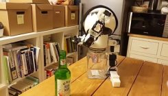 Robot za usamljene: On sluša, nazdravlja, pa čak i pije sa vama (VIDEO)