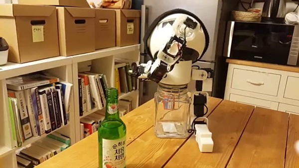 Robot za usamljene: On sluša, nazdravlja, pa čak i pije sa vama (VIDEO)