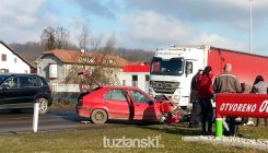 Saobraćajna nesreća na ulazu u Tuzlu, povrijeđene dvije osobe (FOTO)