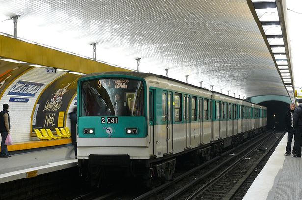 Pariz: Muškarac stradao u metrou nakon što mu se kaput zaglavio u vratima