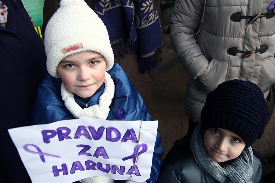 Više od dvije stotine Zeničana u mirnoj šetnji za žrtve vršnjačkog nasilja (FOTO)