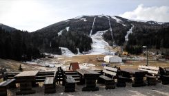 "Proljeće" na Bjelašnici: Ne rade ski staze, svi priželjkuju snijeg (FOTO)