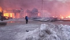 Višemilionske štete: Veliki požar na Gradačačkoj pijaci, izgorjelo nekoliko objekata, nema povrijeđenih (VIDEO)