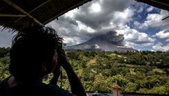 Mještani mirno posmatraju erupciju: Dim iz Sinabunga stapa se sa oblacima (FOTO)